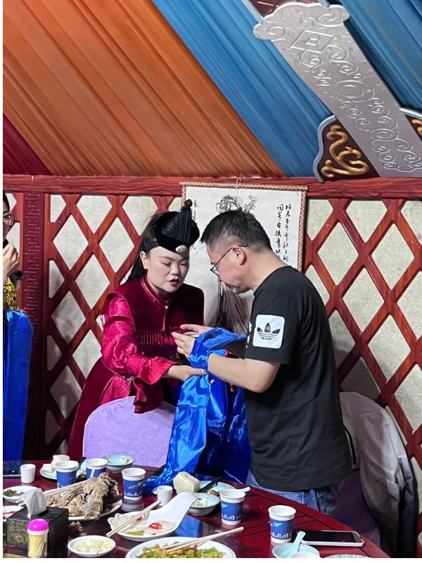 內蒙古人熱情好客,迎接貴賓的不是制式的招呼,而是隆重的下馬酒與哈達。圖/愛傳媒提供