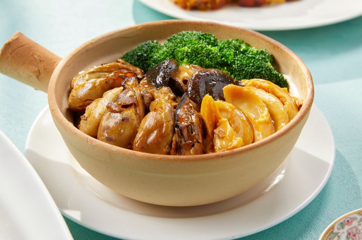 金蠔鮑魚煲匯聚鮮美鮑魚與濃郁金蠔，醬香醇厚、滋味豐盈，展現經典粵式大器而溫潤的宴席滋味。圖/圓山大飯店提供