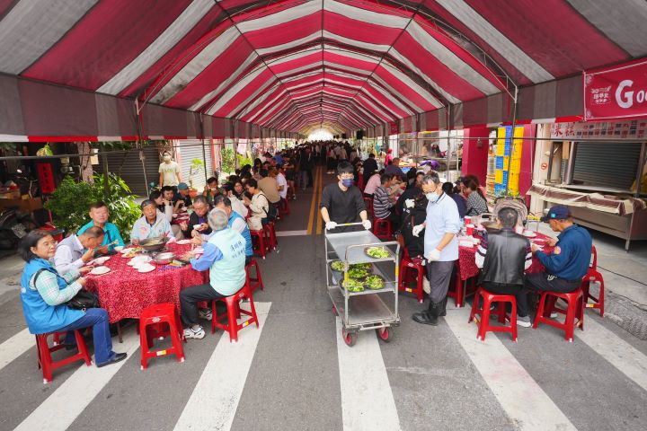 今年的「梅花平安宴」更是盛況空前,席開338桌,創下歷年新高。圖/頂新和德文教基金會提供