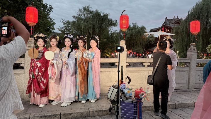  「漢服＋古城」也成為洛邑古城成功出圈的重要關鍵。圖/記者陳素貞攝