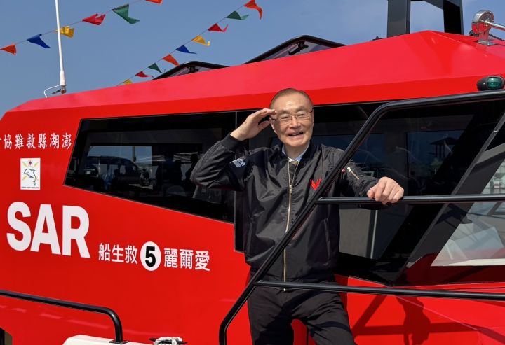 前國防部長馮世寬表示未來這艘船將擔任整個澎湖90多座島嶼海岸及海岸救援，和接送傷患往返澎湖與台灣本島之間的海上緊急救援任務。圖/愛爾麗醫療集團提供