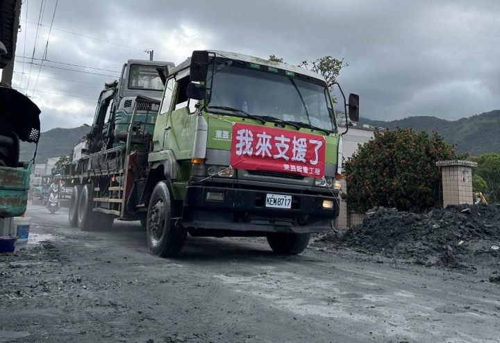 花蓮縣光復鄉9/23遭馬太鞍溪堰塞湖潰壩重創，各地馳援湧進災區。圖/財團法人中華關聖帝君公益弘揚總會提供