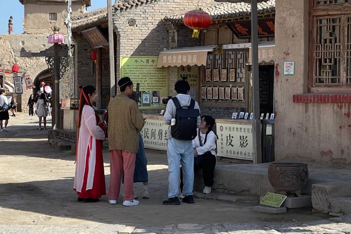 2025年海峽兩岸（寧夏）青年慢速壘球邀請賽，參與活動的選手在鎮北堡西部影城化身「紫霞仙子」在景區穿梭。圖/記者陳素貞攝