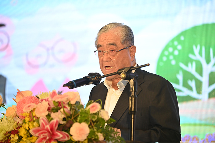 董事長林明成上台致詞。圖／台北仁濟院 提供