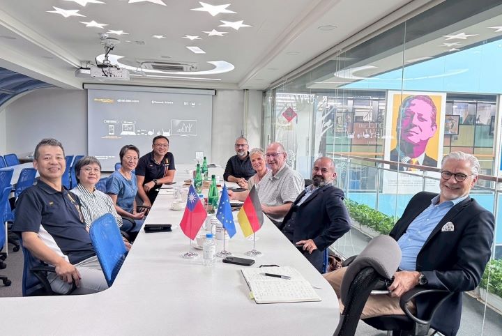 歐德集團董事長陳國都(左一)與德國合作夥伴針對板材應用、設計趨勢及未來合作展開技術交流。圖/歐德集團提供