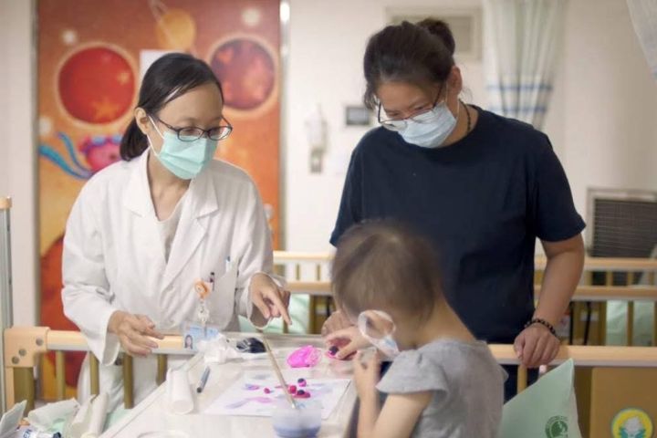 在醫院,江芊玥常陪伴孩子將恐懼「具象化」:如把打針化為怪獸、把細菌畫成可以抗衡的敵人,甚至創造英雄角色。圖/取自陳碧涵臉書