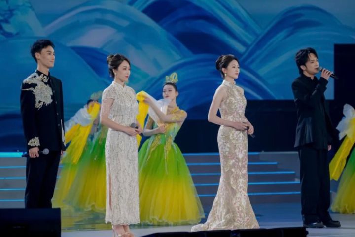   除了傳統經典，晚會也納入新編越劇與地域題材作品，持續向當代議題與年輕市場靠近。圖/取自《看台海》