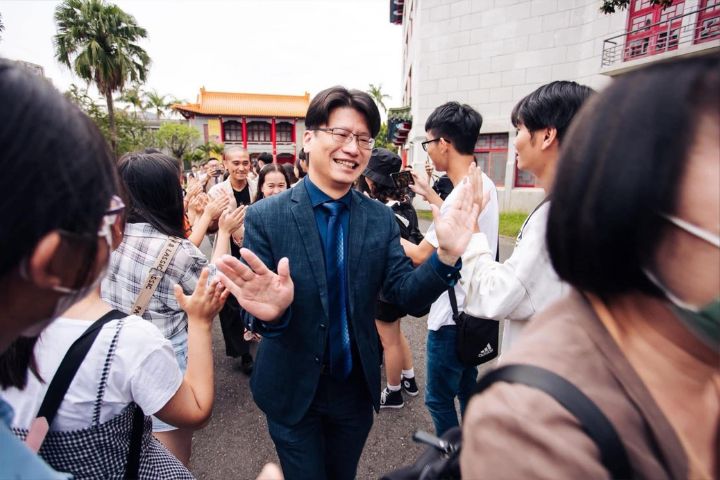 賴世哲以跨部門經驗為養分，努力推動族群音樂走入生活、走進教育，也走向偏鄉。圖/取自陳碧涵臉書