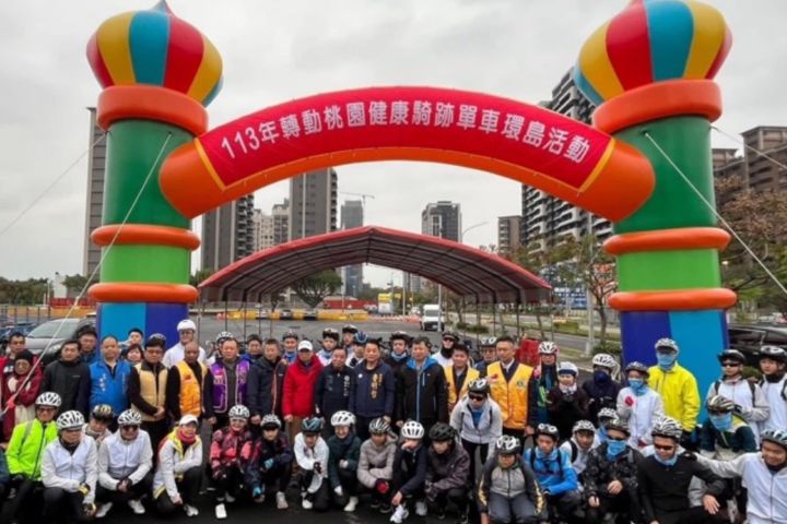 陳旭源帶著學生一邊騎腳踏車環島，一邊淨灘、到老人院表演，用行動讓孩子懂得「助人為快樂之本」。圖/取自陳碧涵臉書