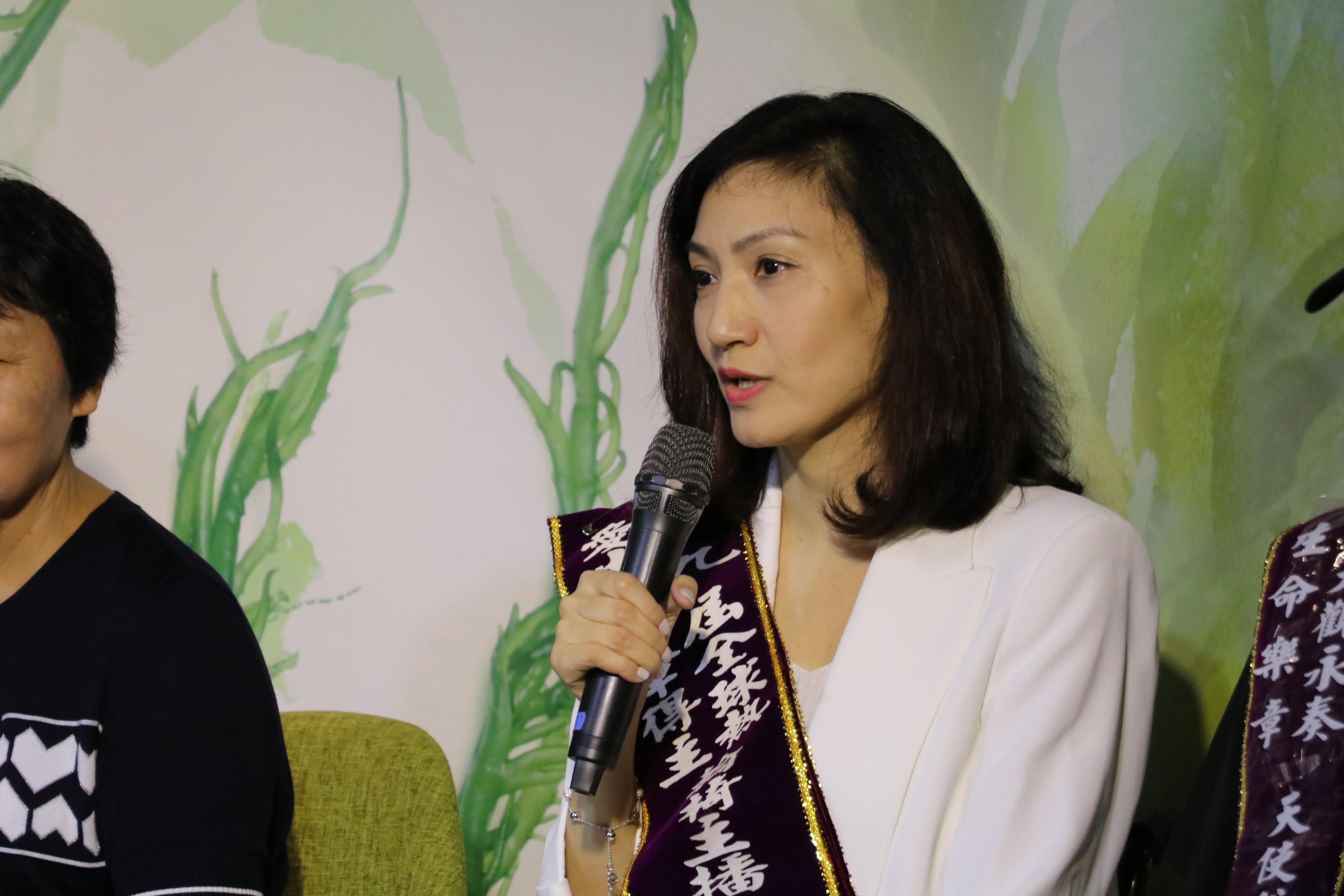 大陸首位輪椅主播梁藝，原在湖南電視台工作，但因患了脊髓海綿狀血管瘤，導致全身癱瘓。惟因強韌的生命力，讓梁藝再復出，生命故事相當勵志。圖／周大觀文教基金會提供