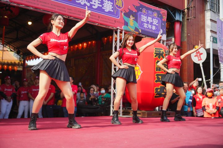 味全龍啦啦隊小龍女李多慧、口水、張晴現身「永靖謝平安家年華」。圖/頂新和德文教基金會提供