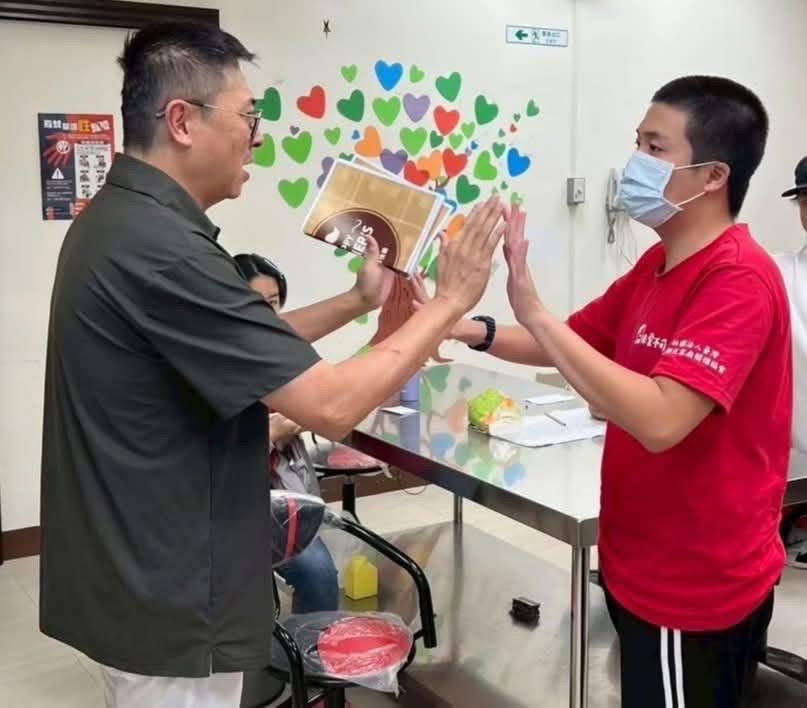   台灣自閉兒家庭關懷協會創辦人孫中光，在資源相對匱乏的台東成立協會，從早療、陪伴，到打造能共伴一生的家園。圖/取自陳碧涵臉書