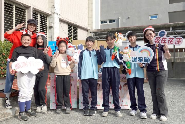 愛心大使潘慧如(左一)與歐德同仁前往花蓮小太陽關懷協會，捐贈300雙球鞋與430份物資，為偏鄉孩子送上祝福。圖/歐德提供