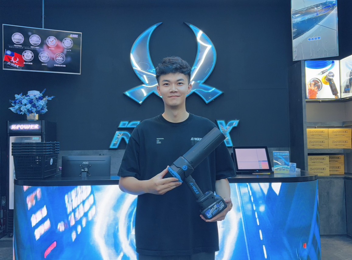 K-WAX創辦人曾聖凱接受媒體訪問，現場展示門市熱門產品。圖／K-WAX提供