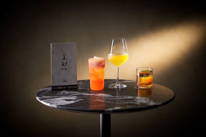 圓山覓到by吧沐酒吧推出三款創意調酒，分別以威士忌、水果與香料為靈感，交織果香與辛香層次，呈現風味鮮明的微醺體驗，為春夜增添時尚氛圍。圖/圓山大飯店提供