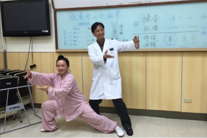 孫維仁（右）在診間，他習慣用圖像化溝通，讓病人「看見」自己的身體狀態與治療過程。圖/取自陳碧涵臉書