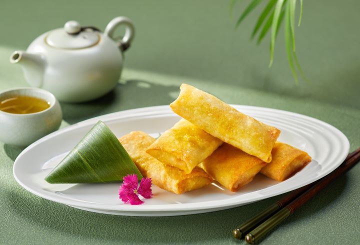 酥香爽口的香蕉海鮮卷，外皮金黃酥脆、內餡鮮美細緻，風味輕盈而不膩。圖/圓山大飯店提供