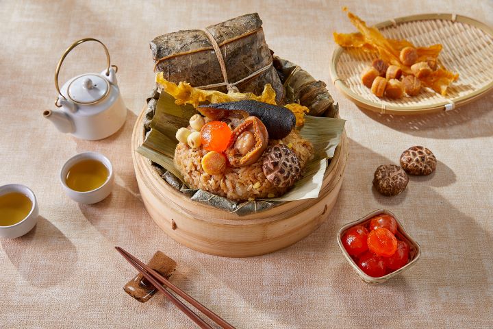 「金龍裹蒸粽」由國宴主廚許耀光團隊以傳統盆菜手法匯集山海珍味，每顆售價1,680元，限量200顆，是家庭共享與節慶送禮最具份量感的經典之選。圖/圓山大飯店提供