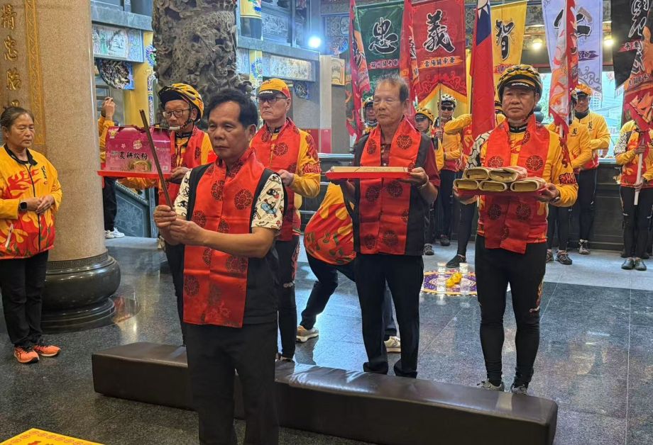騎行隊抵達沙鹿義盛宮吳卯水主委（中）擔任祈福官，游同人理事長（後排左二）祈望全台風調雨順國泰民安。圖/張蔭泉攝