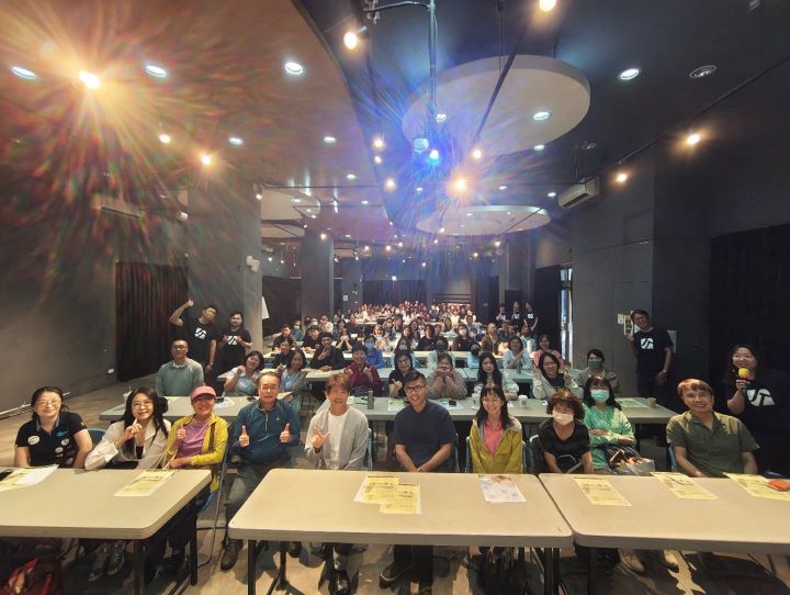 「南極探索分享會」主講者與觀眾合影。圖/勁旅遊提供