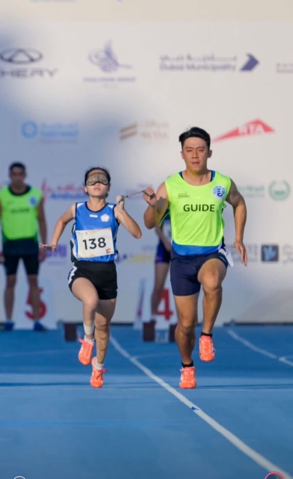 吳宜容(中)以跑步回應生命,也以成績與行動突破社會對視障者的想像。圖/取自陳碧涵臉書