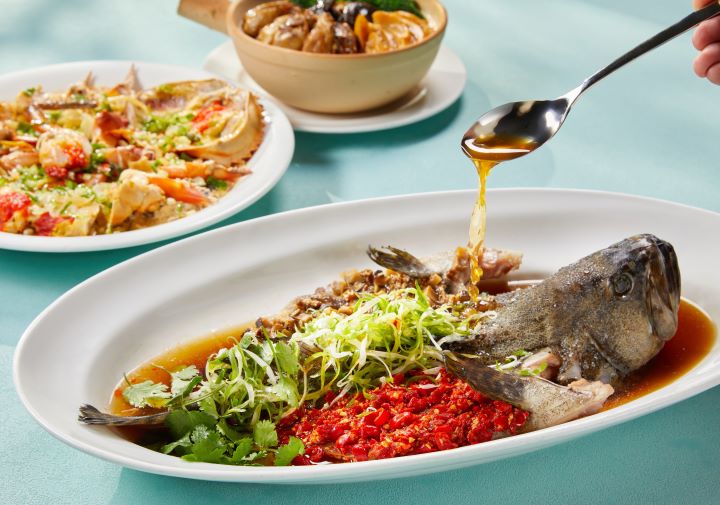 雙味龍虎斑巧妙結合老菜脯的醇厚與剁椒的鮮辣，鹹香與辛香層層交織，展現豐富而細膩的味覺層次。圖/圓山大飯店提供