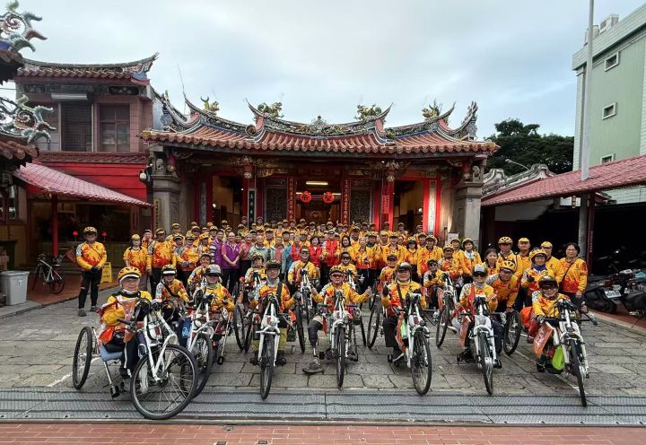 全體信眾於新竹關帝廟前合影。圖/張蔭泉攝