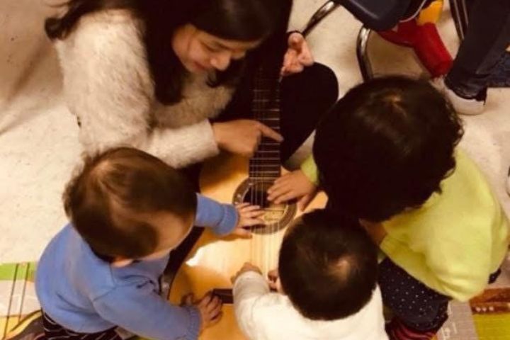 林佩昕則在兒童加護病房與安寧場域裡,透過即興、聲音與節奏,為孩子創造一個「被允許存在的空間」。圖/取自陳碧涵臉書