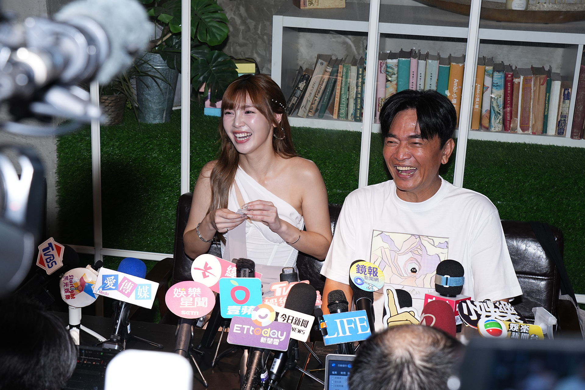 吳宗憲(右)於記者會現場與啦啦隊女神草莓(左)互動嗨翻現場 圖/陳思豪攝