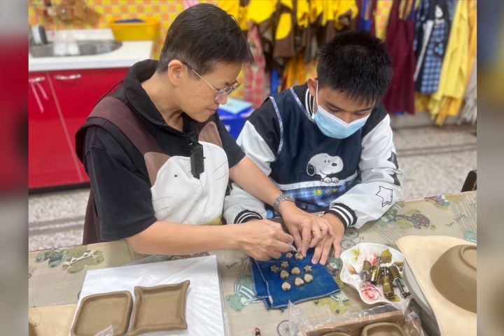 揭金鳳（左）因材施教信念，為視障與多重障礙學生設計多元感官課程。圖/取自陳碧涵臉書