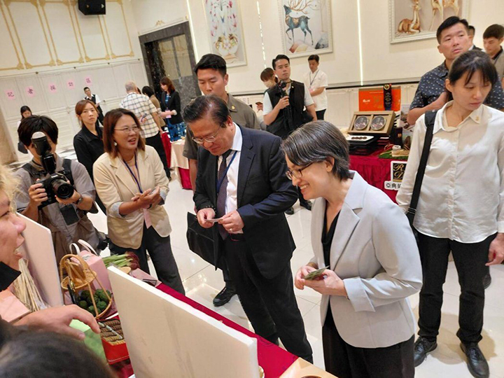 中華民國全國商業總會理事長許舒博(中)陪同副總統蕭美琴(右),巡視「2026台灣百大糕餅伴手禮」會場展示攤位。圖/主辦單位 提供