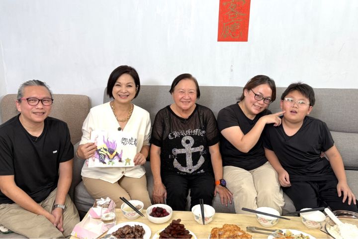 楊貴媚（左2）拜訪高雄插畫家兼私廚的黃正宇一家人。圖/公共電視提供