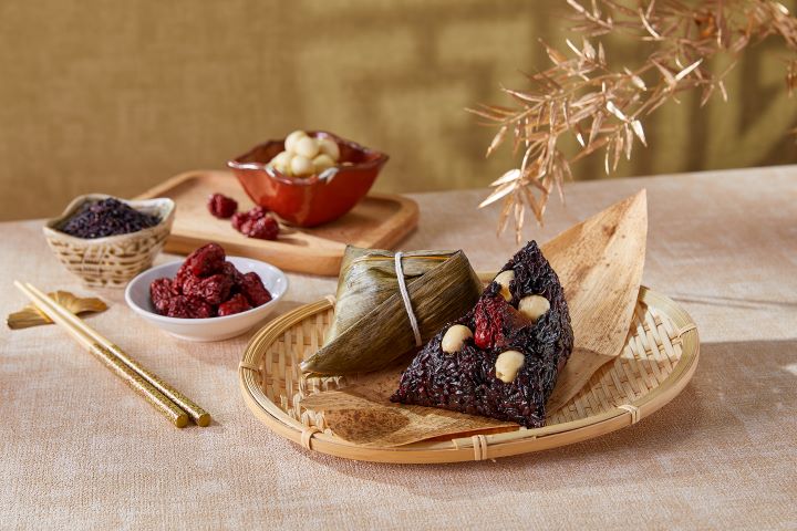 營養豐富的「福園紫米粽」以桂圓、紅棗與蓮子等天然食材，包入香甜細緻的烏豆沙餡，口感綿密溫潤，絕對是長輩與甜食愛好者值得一嚐的新創之作。圖/圓山大飯店提供