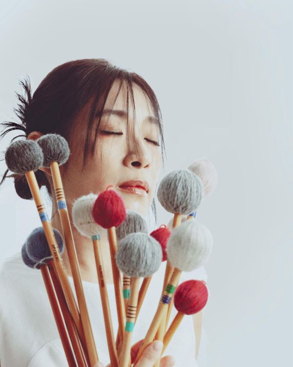   打擊樂的豐富性，滿足了李佩洵活潑好動的性格，也讓她對「聲音的留白」有了更深的體悟。圖/取自陳碧涵臉書