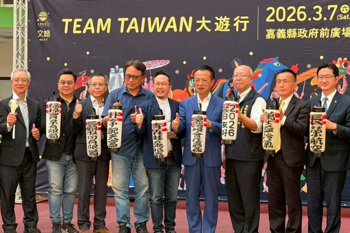 三顧總經理唐洪德(左三)與文化總會秘書長李厚慶(中)、嘉義縣長翁章梁、三顧顧問羅坤燦(左一)等貴賓出席記者會。圖/三顧集團提供