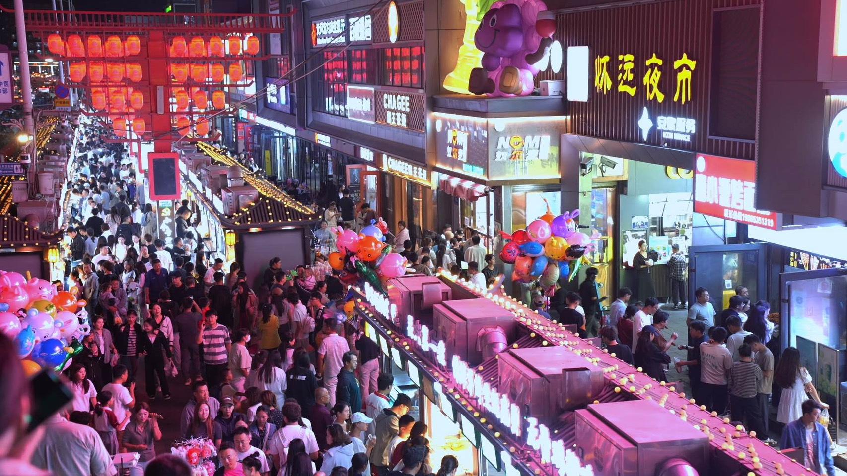 黃昏過後，炭火重新復燃，懷遠夜市隨之熱鬧登場。圖/記者陳思豪攝