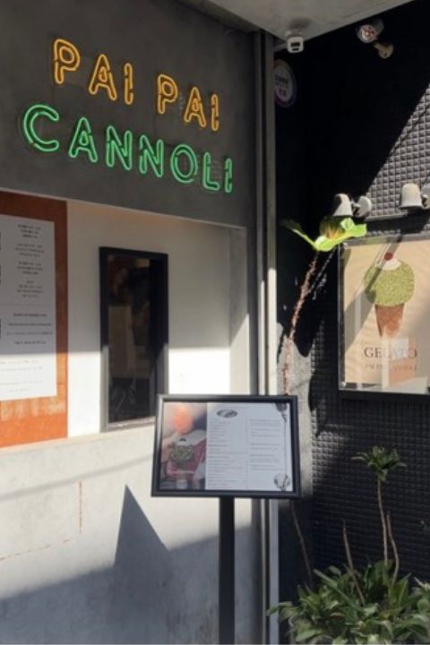 赤峰街上的PAI PAI CANNOLI,黃綠兩色的霓虹很好認。圖/開元周遊Kaytrip提供