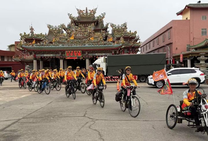 關聖帝君赤兔鐵馬環台騎行隊於保安宮啟程，為全台騎行盛福。圖/張蔭泉攝
