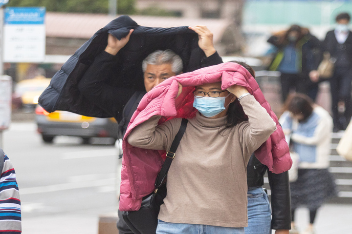 今天全台轉濕冷　北部低溫下探10度