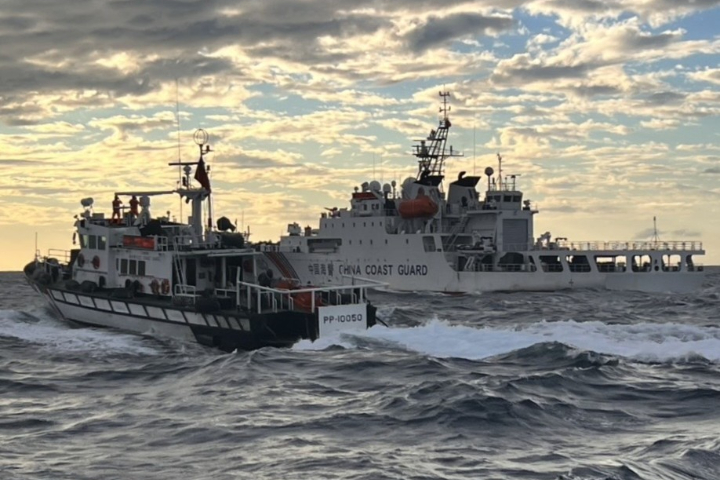 基隆海巡隊所屬10050及10090艦艇併航對峙大陸海警船，場面緊張。圖/海巡署提供