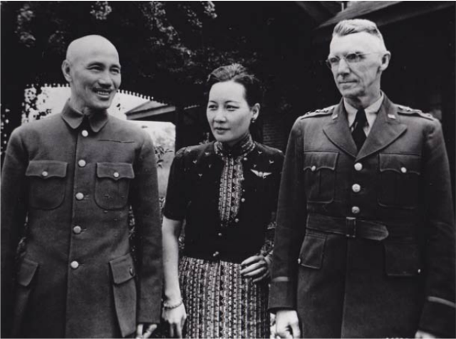 1942年後，羅斯福總統派了史迪威（右）將軍抵中國戰區擔任駐中美軍指揮官，但其作風強勢，不喜蔣介石，多次想奪取主導權。圖／取自搜狐網影像中國史