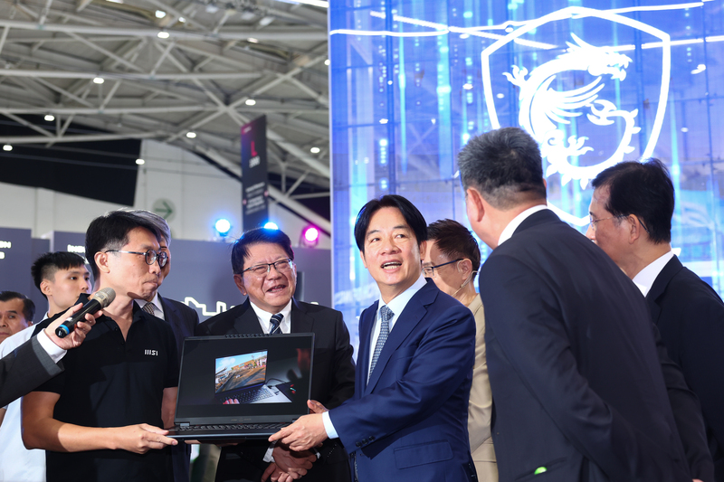 2024台北國際電腦展4日開展，總統賴清德上午出席開幕典禮致詞，並由總統府秘書長潘孟安（前左二）等陪同下參觀展區。 圖/中央社