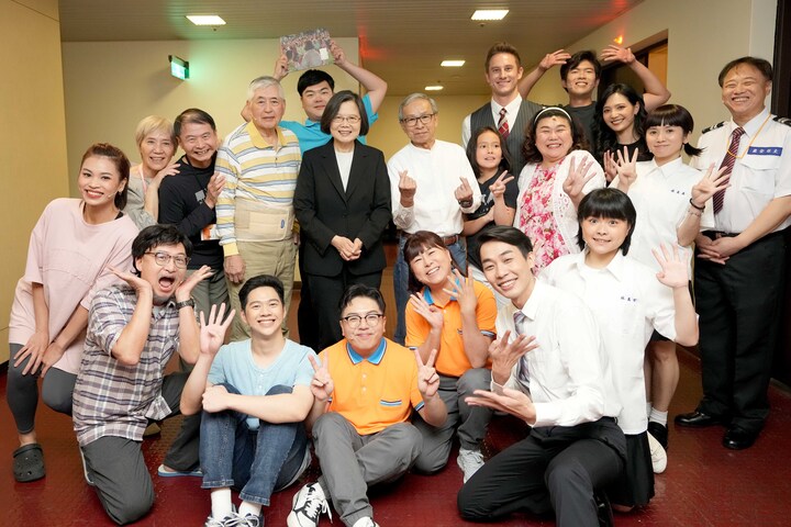 前總統蔡英文驚喜現身《人間條件四》一樣的月光首演現場，親切的與吳念真導演及演員們交流互動。圖/綠光劇團提供