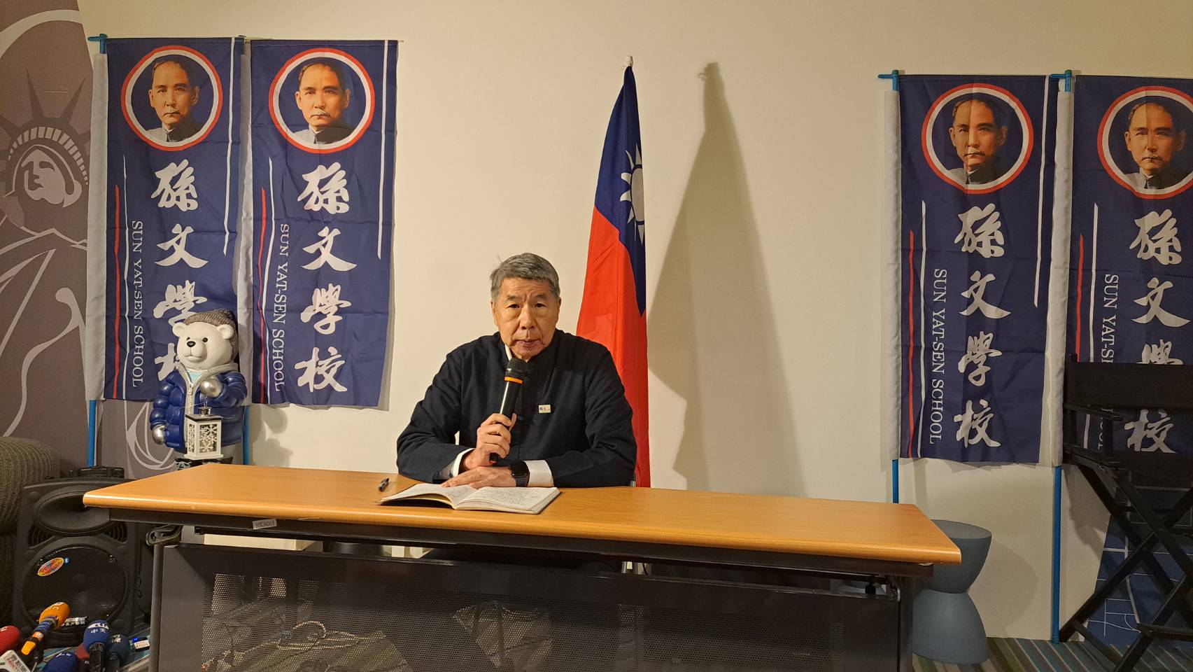 孫文學校總校長張亞中16日召開記者會，要求國民黨主席朱立倫為總統敗選下台，以示負責。圖/記者宋秉忠攝
