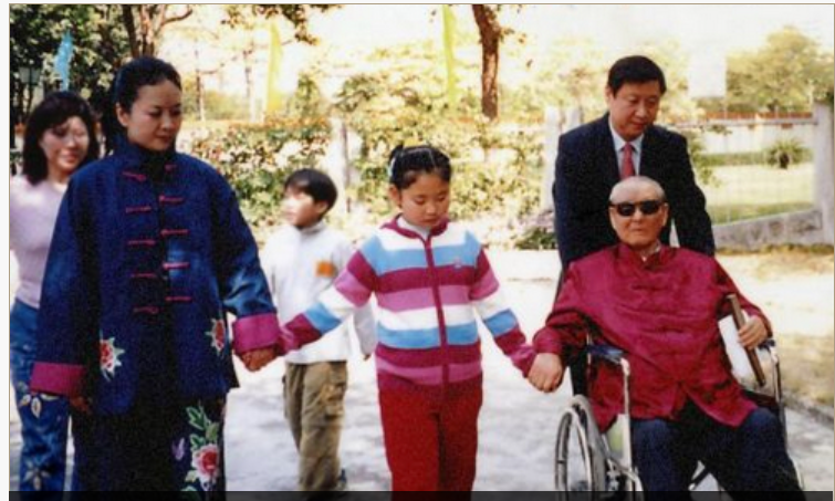 習仲勛（坐輪椅）、習近平（推輪椅）、彭麗媛（左一）、習明澤（左二）。圖/取自人民網