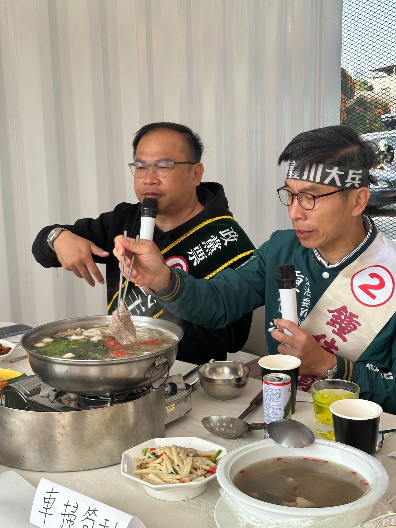 民進黨政策會執行長王義川（左）今年初補選時，與鍾佳濱一起。圖／取自王義川臉書