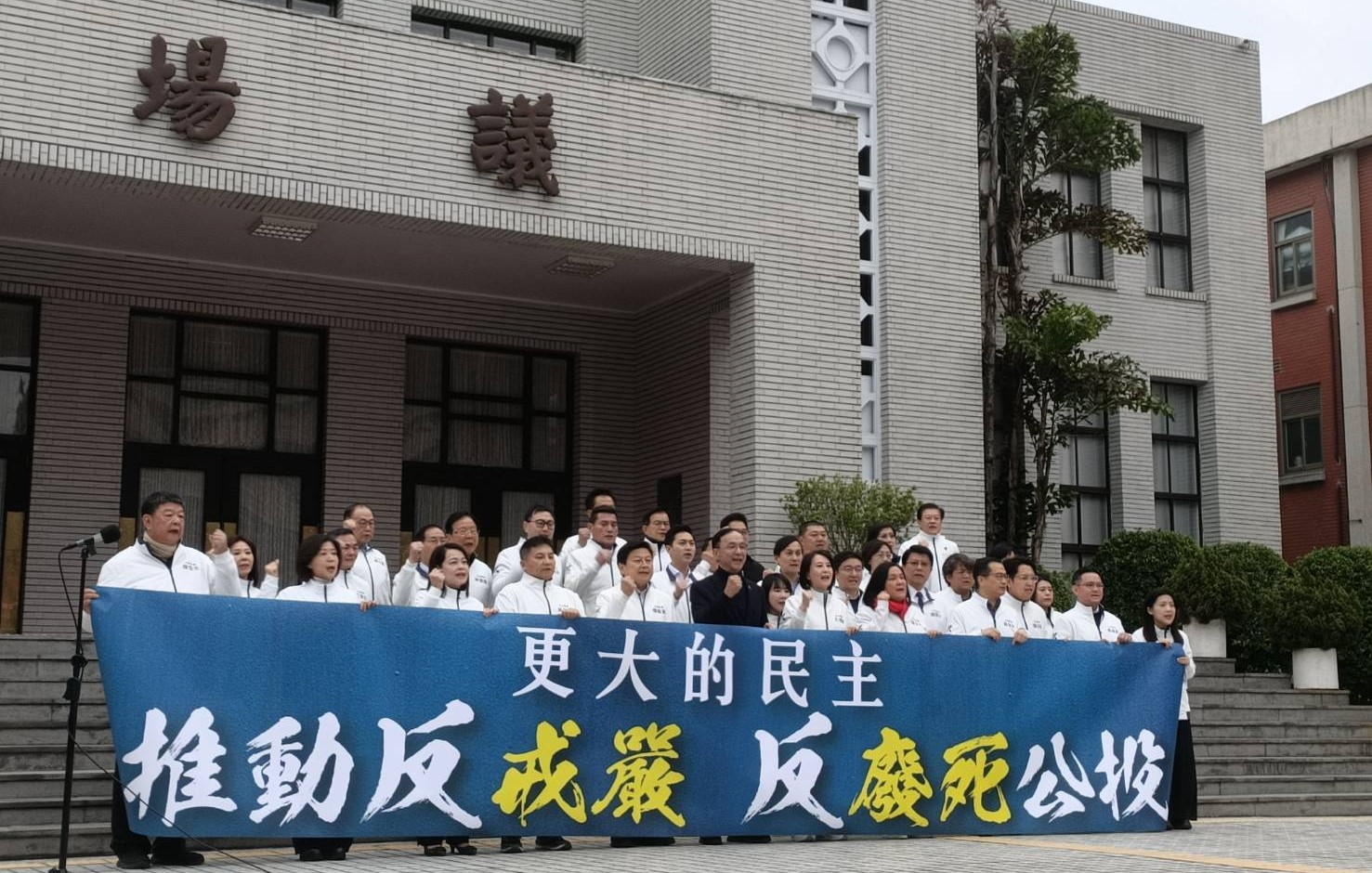 國民黨主席朱立倫17日率黨籍立委在立法院議場前宣布推動「反廢死」、「反戒嚴」公投。圖/記者簡立欣攝