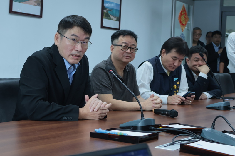 陸委會副主委梁文傑7日表示，若川普上任後真對陸商品加徵關稅，台商移出大陸趨勢可能會再加劇。圖為今年10月15日，梁文傑等人參加海基會派員進駐「行政院處理試辦通航事務馬祖行政協調中心」活動，取自中央社。