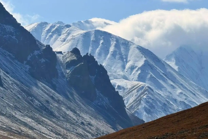 老虎溝地區平均海拔超過4000公尺，氣候多變的雪山路線讓搜救工作面臨極大挑戰。圖/取自紅星新聞
