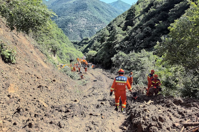 甘肅隴南發生山泥傾瀉33人被埋,圖為甘肅消防救援機動總隊救援人員7日在山泥傾瀉現場開展救援工作。圖/取自新華社
